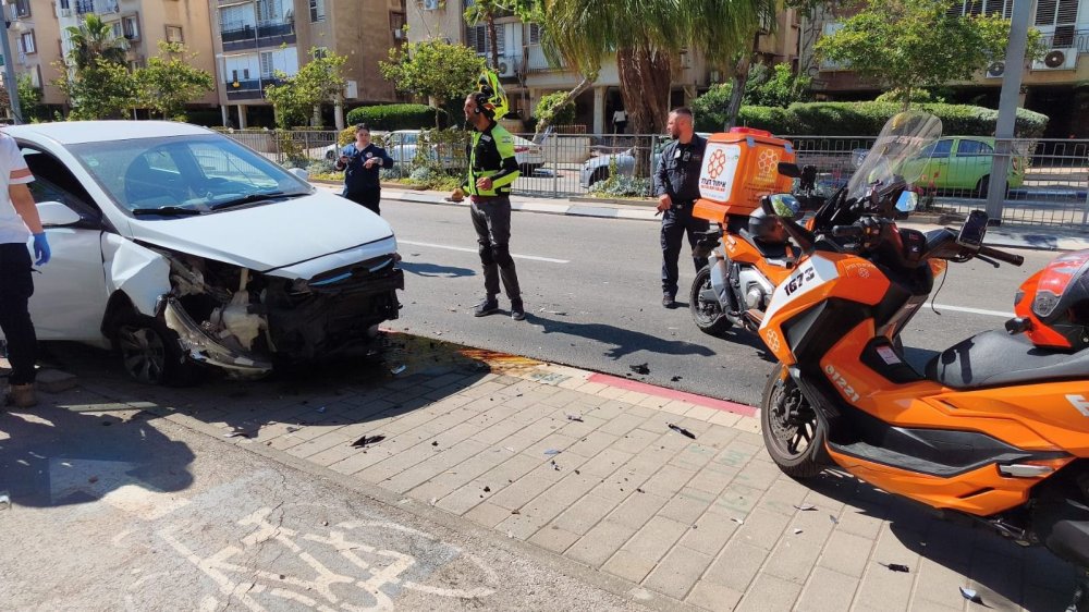 נהג נפצע בתאונה עצמית בחולון