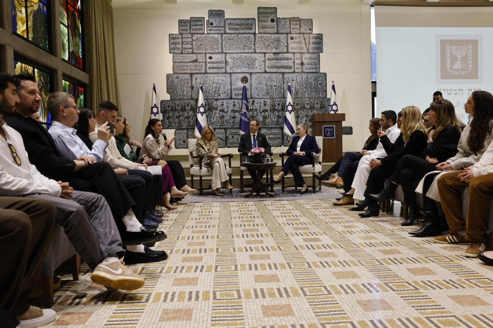 &ldquo;מעלים זיכרון&rdquo;: עדויות השואה עוברות לדור האינסטגרם