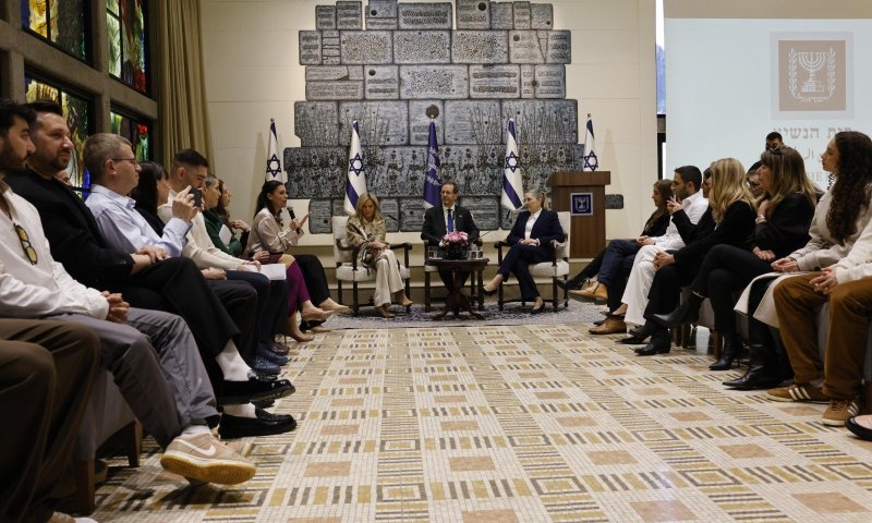 &ldquo;מעלים זיכרון&rdquo;: עדויות השואה עוברות לדור האינסטגרם