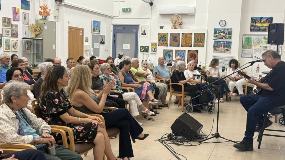 שנה חדשה בניחוח של נוסטלגיה: דיירי נווה עמית רחובות חגגו עם דודו זכאי