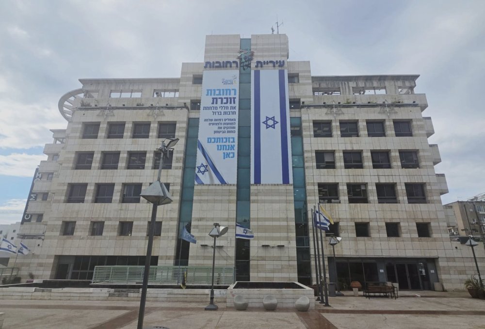הגשמים חושפים את מצוקת הרחוב: כך פועלת עיריית רחובות למען חסרי הבית
