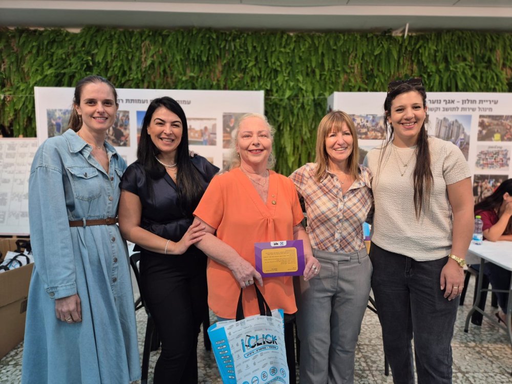  מחשבים חולקו לילדי מפונים תושבי העיר &ndash; ביוזמת עיריית חולון ובשיתוף ארגון בני ברית