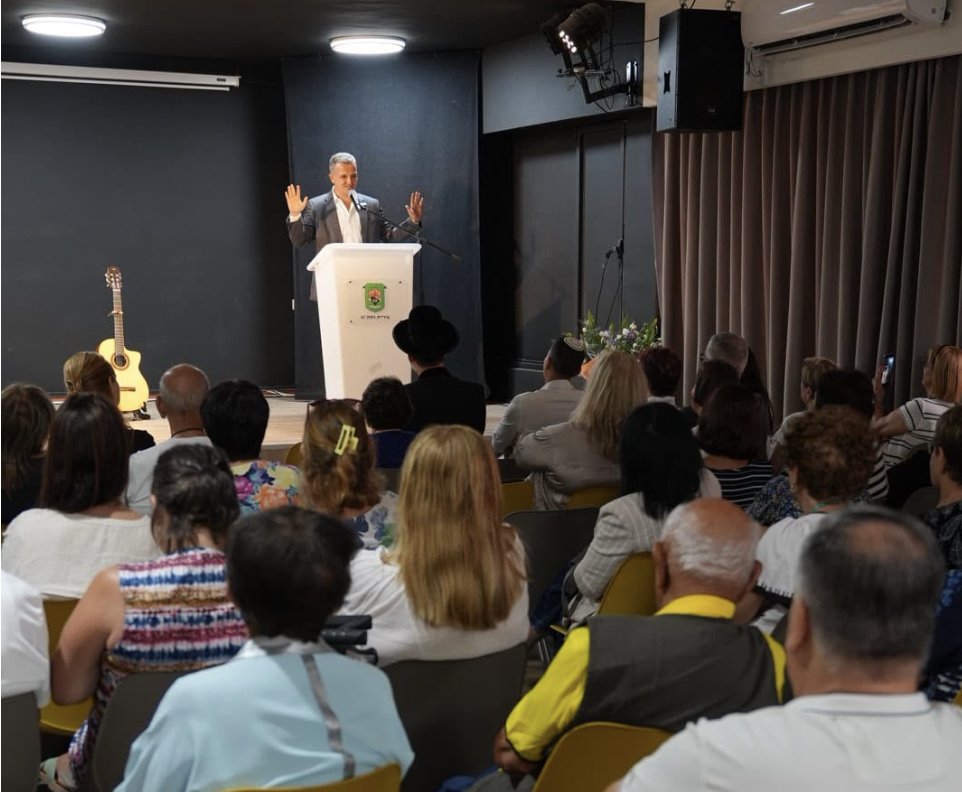 רמת גן נערכת לחגי תשרי: אלפי טונות אשפה פונו, עשרות אלפי פרחים נשתלו