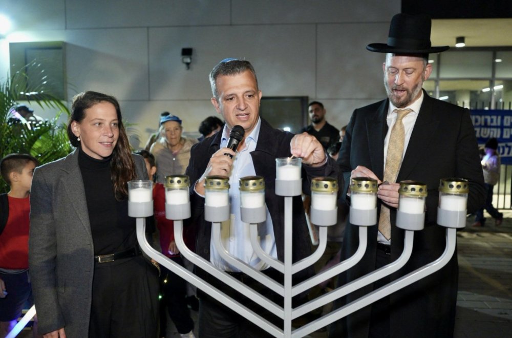 נר ראשון של חנוכה: &ldquo;תהלוכת אור&rdquo; לזכרו של סמ״ר אור מזרחי ז״ל התקיימה זו השנה השנייה בשכונת חרוזים