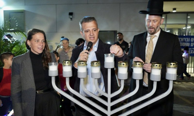 נר ראשון של חנוכה: &ldquo;תהלוכת אור&rdquo; לזכרו של סמ״ר אור מזרחי ז״ל התקיימה זו השנה השנייה בשכונת חרוזים