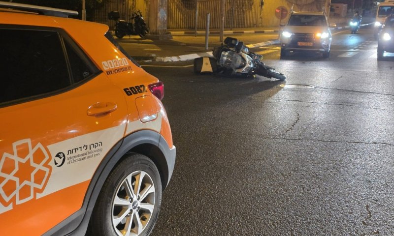 2 פצועים בתאונה בין שני אופנועים בגבול חולון בת ים