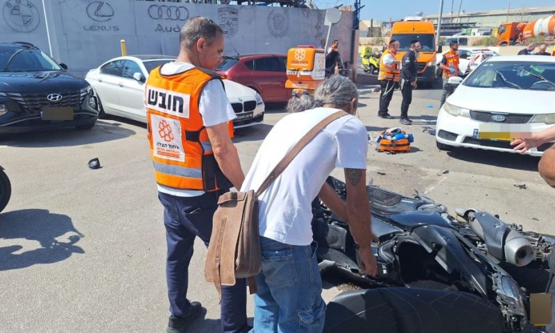פצוע קשה בתאונה בין חולון לאזור