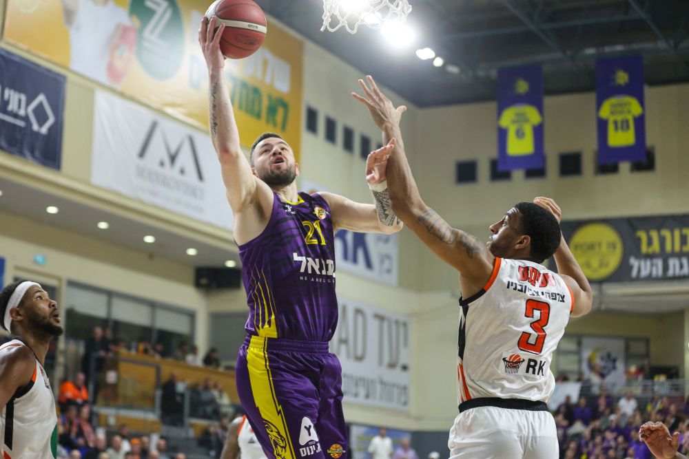 וויתרס לפני הפציעה מנסה לעצור את גרנט