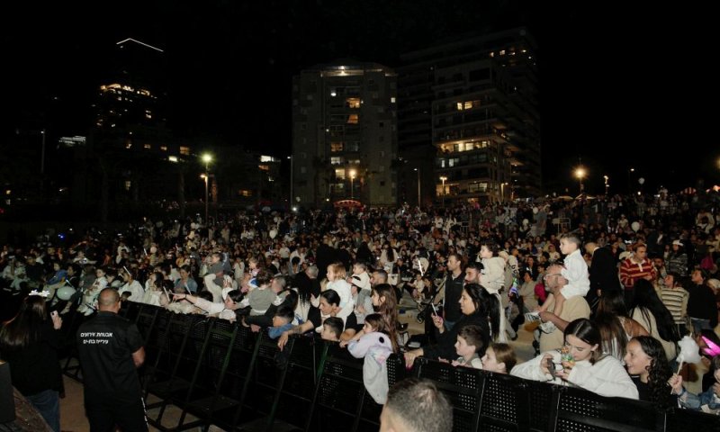 בת-ים נצבעה כחול-לבן: אלפים חגגו עצמאות ברחבי העיר