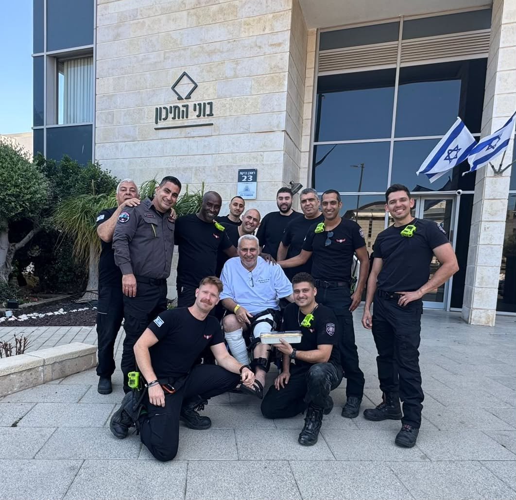 לוחם האש שנפצע הופתע על ידי חבריו מתחנת חולון 