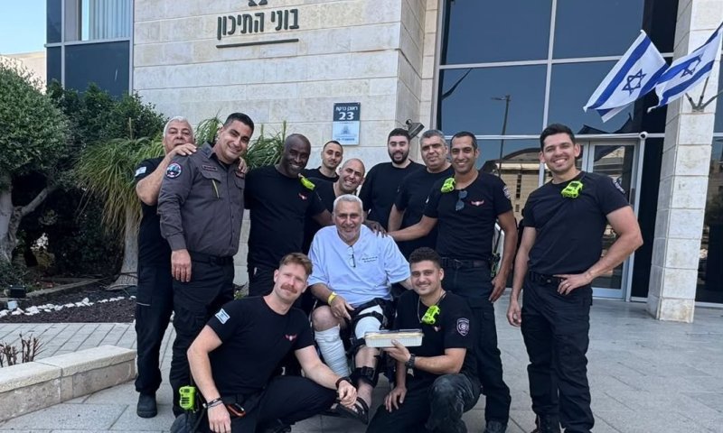 לוחם האש שנפצע הופתע על ידי חבריו מתחנת חולון 
