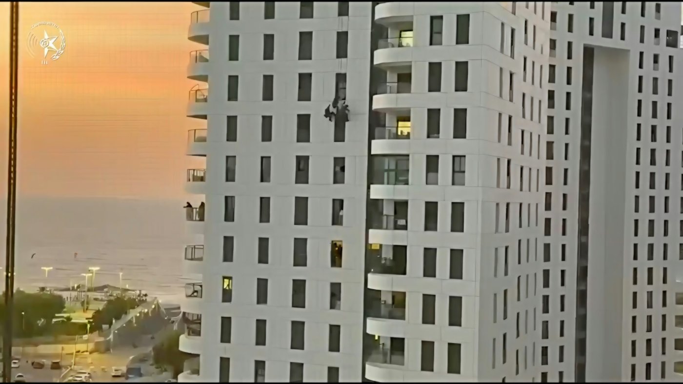 לוחמי ימ"מ הצילו אישה שאיימה לקפוץ ממגדל מגורים בבת ים