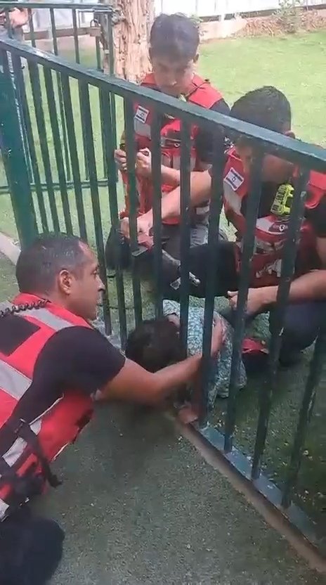 ראש של ילדה נתקע בין סורגים בבת ים