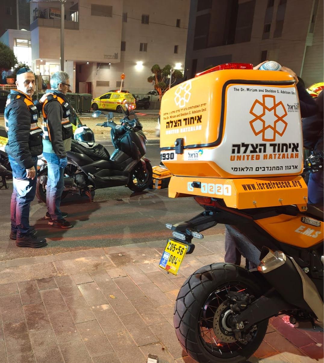 הולכת רגל נפגעה מאופנוע במרכז חולון