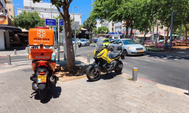 אב ובתו נפגעו בתאונת אופנוע בחולון