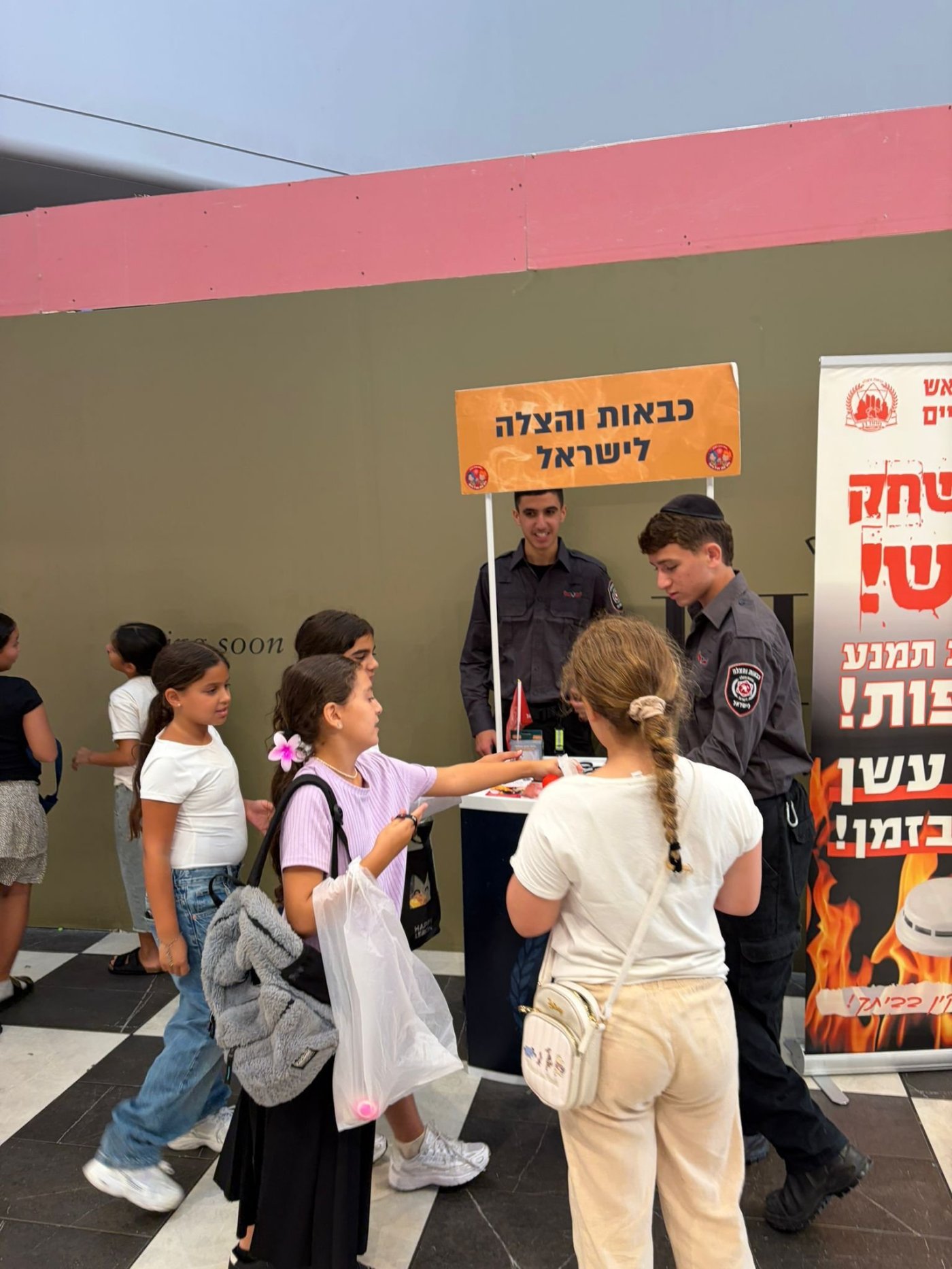 לוחמי וצופי האש הגיעו לפעילות הסברה בקניון חולון