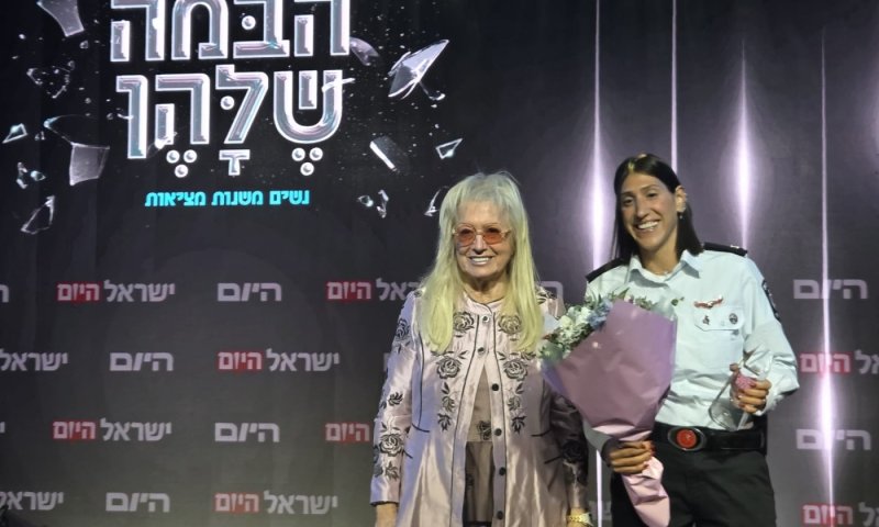 לוחמת האש איריס זריני מחולון, קיבלה את אות "ישראל היום"