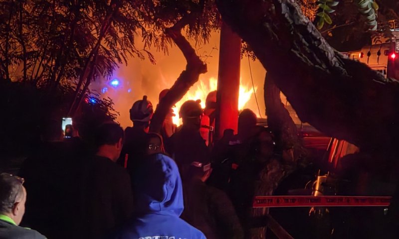 רכבים עלו באש בחולון בעקבות רסיסים 