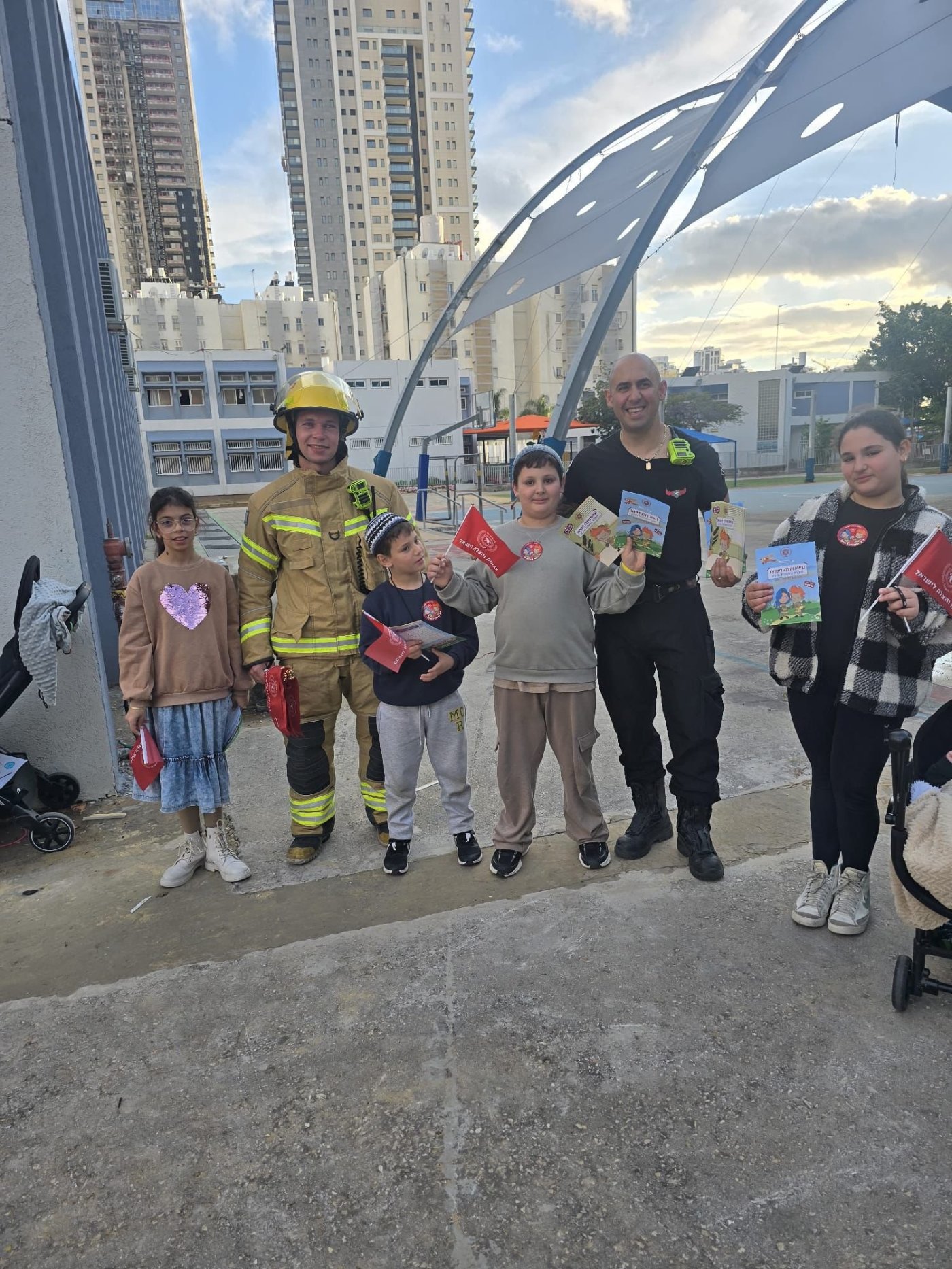 כבאות והצלה עם הסברה במקלטים ובזום לילדי חולון ובת ים