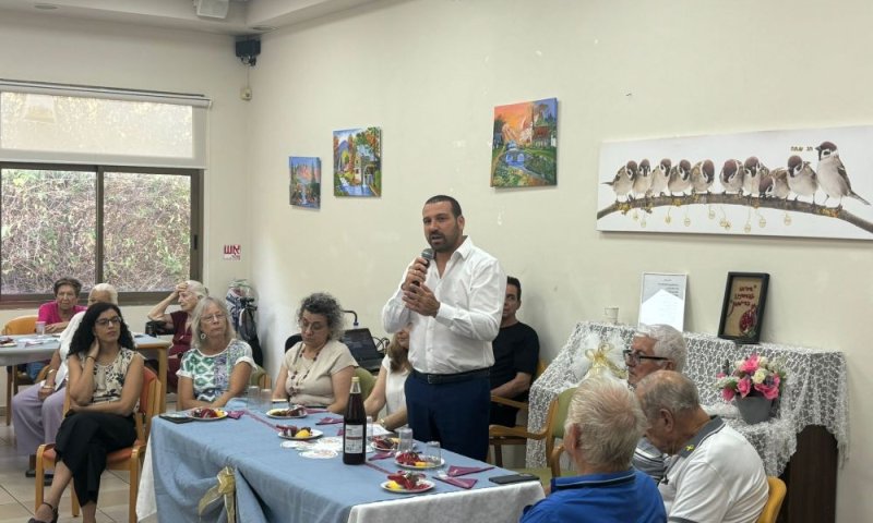 רגע לפני ראש השנה: הרמות כוסית חגיגיות עם ותיקי חולון