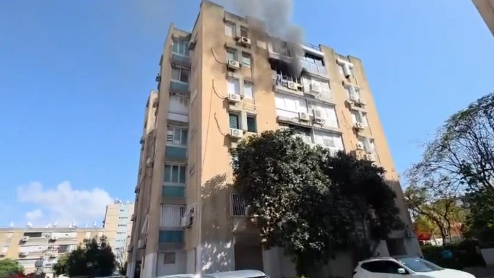 לוחמי האש פעלו בשריפה בשכונת רמת הנשיא בבת ים