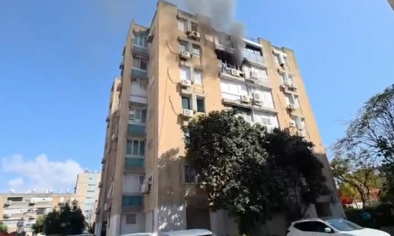 לוחמי האש פעלו בשריפה בשכונת רמת הנשיא בבת ים