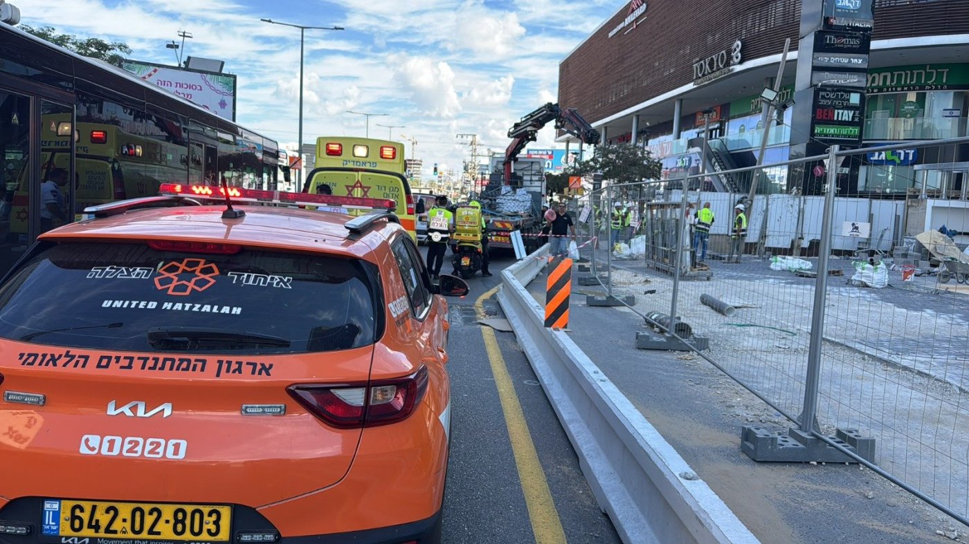 ראשון לציון: נפל ממשאית ונפצע בינוני