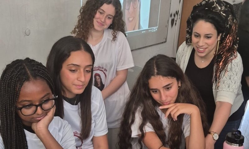 תלמידות משני בתי ספר בבת ים זכו בתחרות בניית אתרים