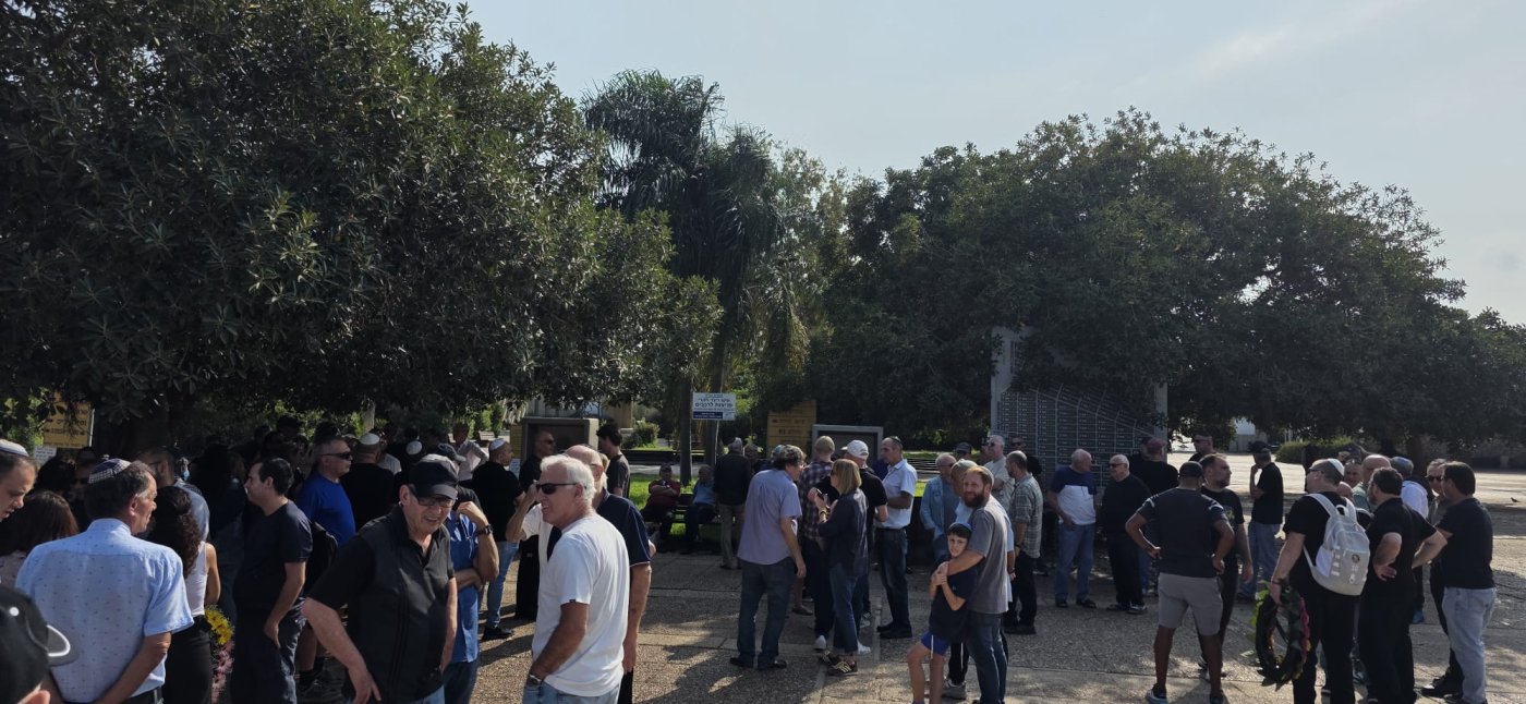 מאות ליוו את העיתונאי והאוהד מנחם כהן, בדרכו האחרונה