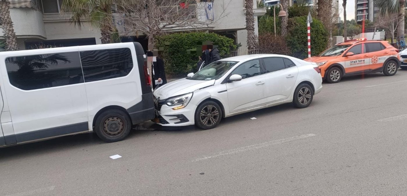 אישה נפצעה בתאונה עם מעורבות אוטובוס סמוך לטיילת בת ים
