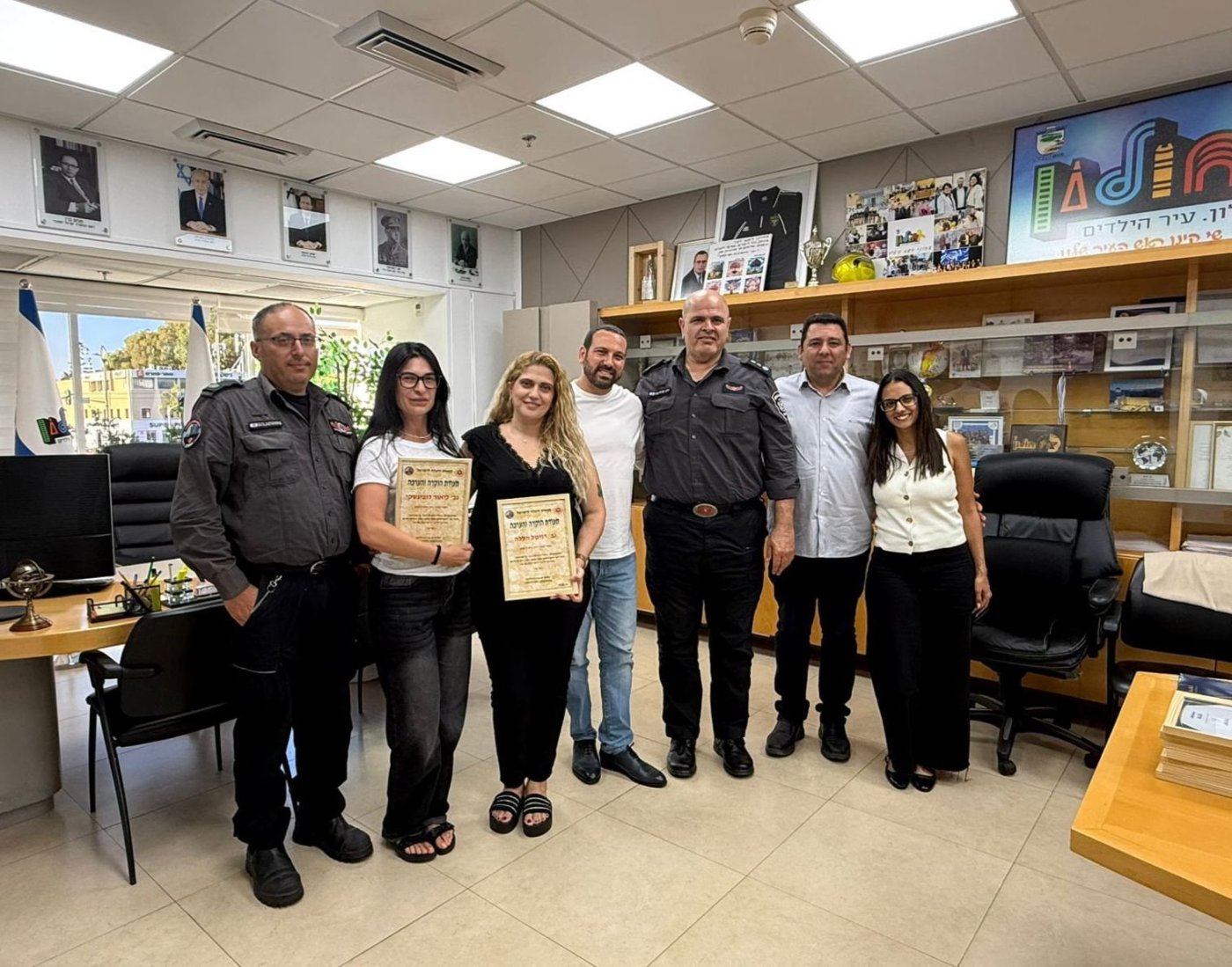 תעודות הוקרה לסגל גן ילדים בחולון לאחר שריפה