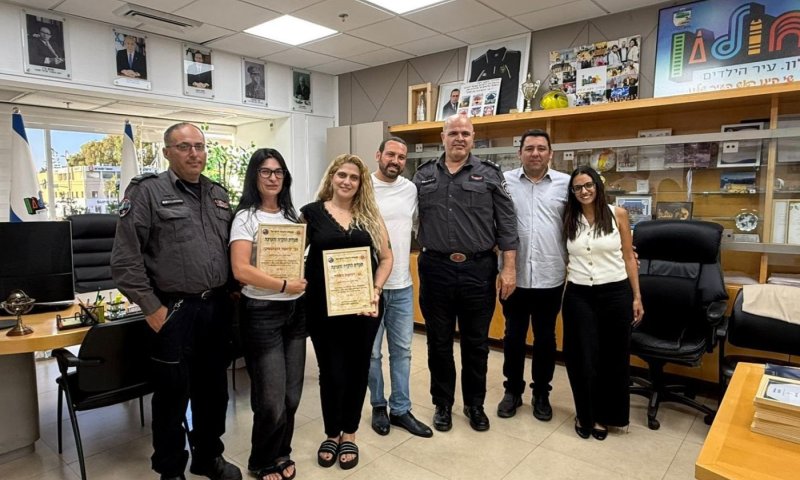 תעודות הוקרה לסגל גן ילדים בחולון לאחר שריפה