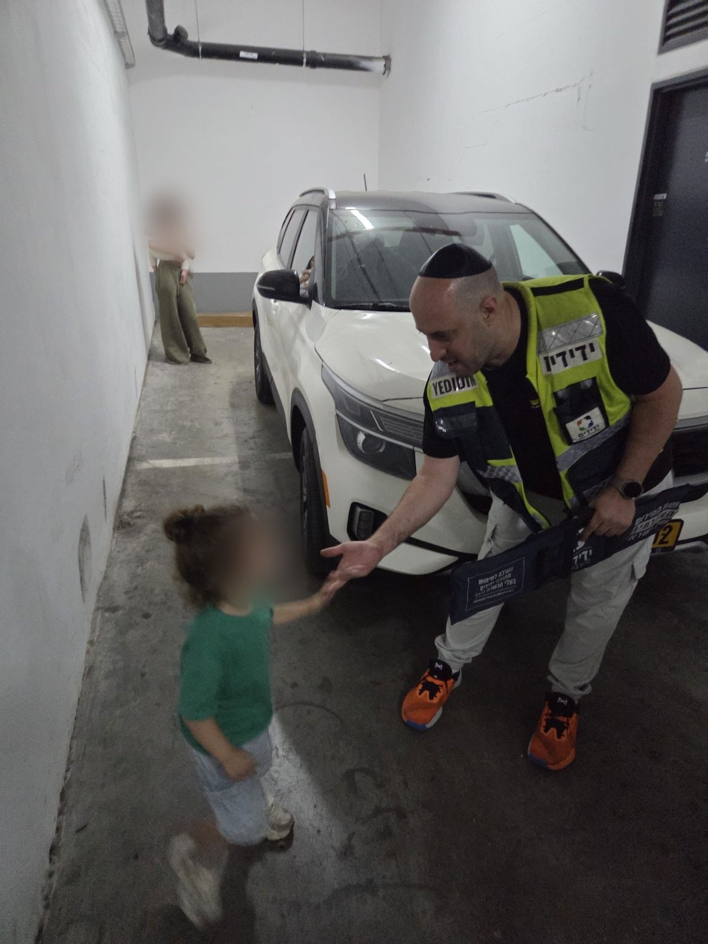 שני אחים קטנים ננעלו ברכב במרכז חולון