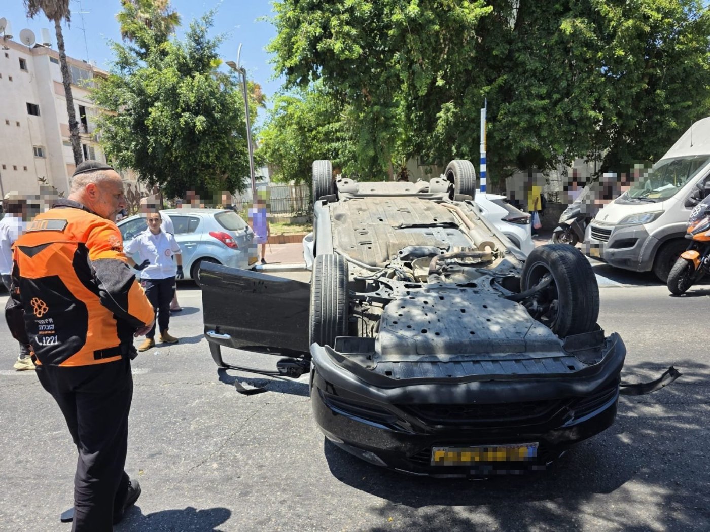 פצוע בהתהפכות רכב בחולון