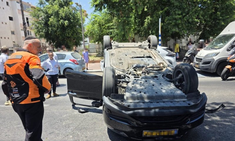 פצוע בהתהפכות רכב בחולון