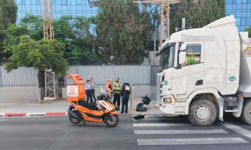 רוכב קלנועית נפגע ממשאית בחולון