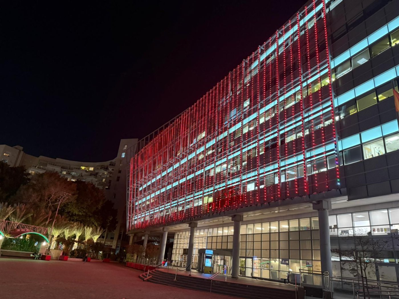 יום המאבק באלימות נגד נשים: בניין העירייה הואר באדום