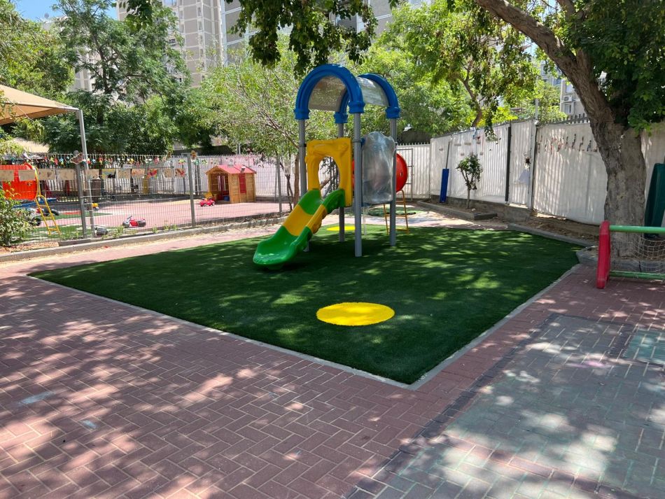 ישנה או נחה: אילני טען שהסייעת ישנה- בגן אומרים ״מדובר בחלק ממסע השחרה״