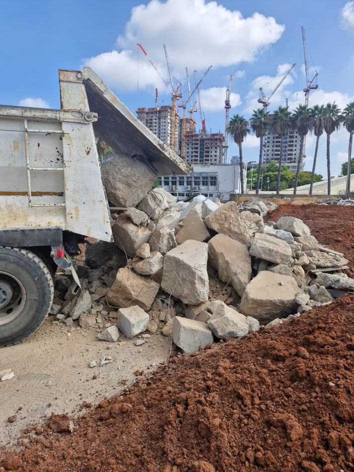 עשרות קנסות במבצע אכיפה של הפיקוח העירוני כנגד משליכי פסולות בניין בבת-ים