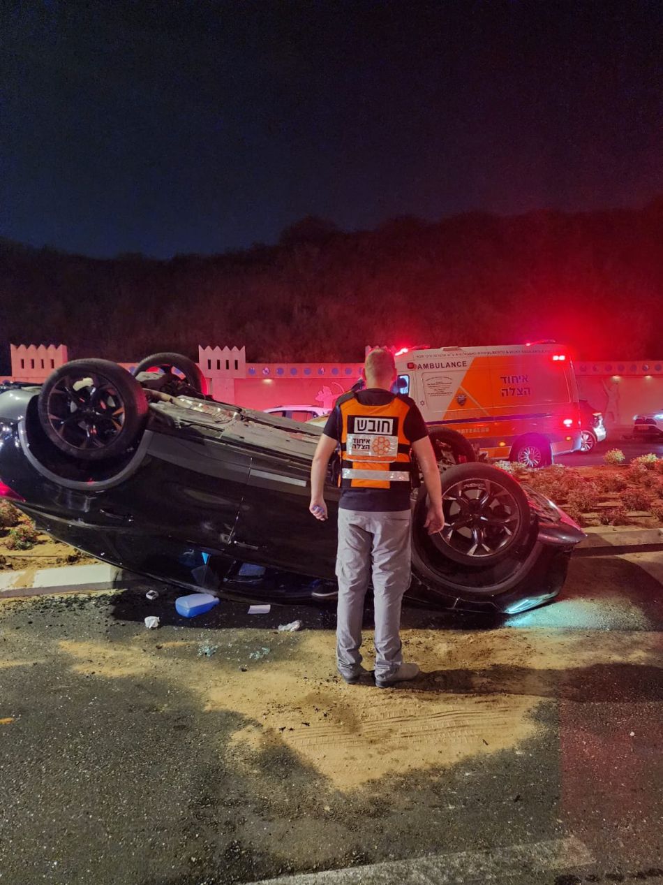 נהג נפצע בהתהפכות רכבו בראשון לציון