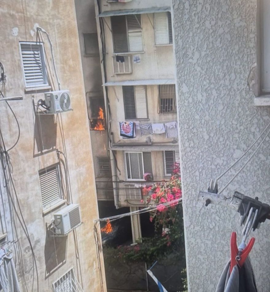 מזגן ורכב עלו באש במרכז חולון
