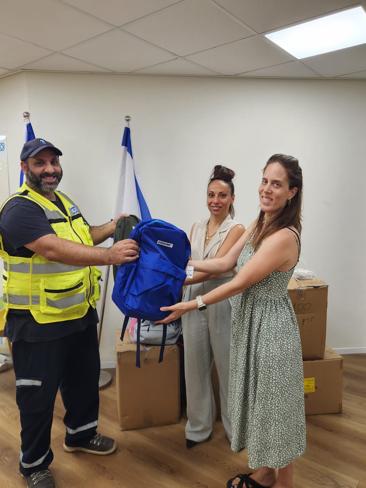 מניב ראשון חילקה מאות ילקוטים וציוד לימודי לתלמידות ולתלמידי העיר