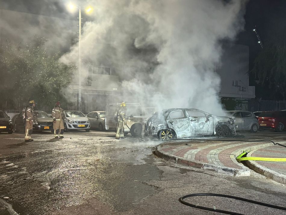 בת ים: רכב עלה באש בשכונת רמת יוסף