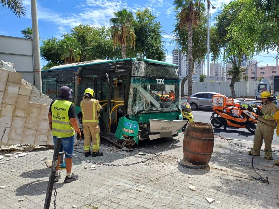 אוטובוס התנגש בקיר בבת ים