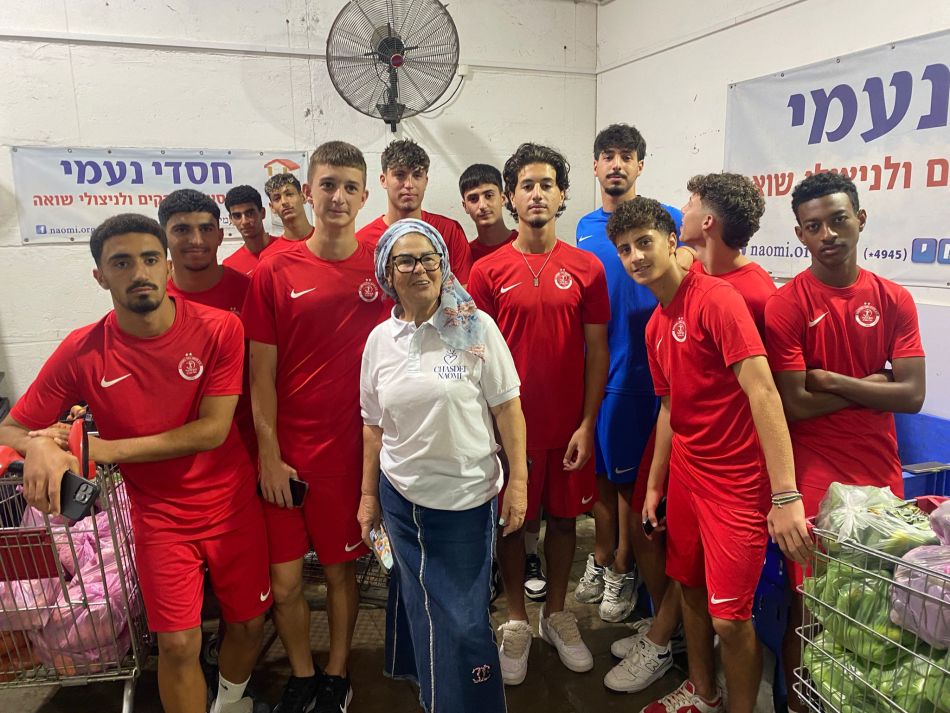 נערי הפועל תל אביב, הגיעו להתנדב בעמותת "חסדי נעמי" בבת ים