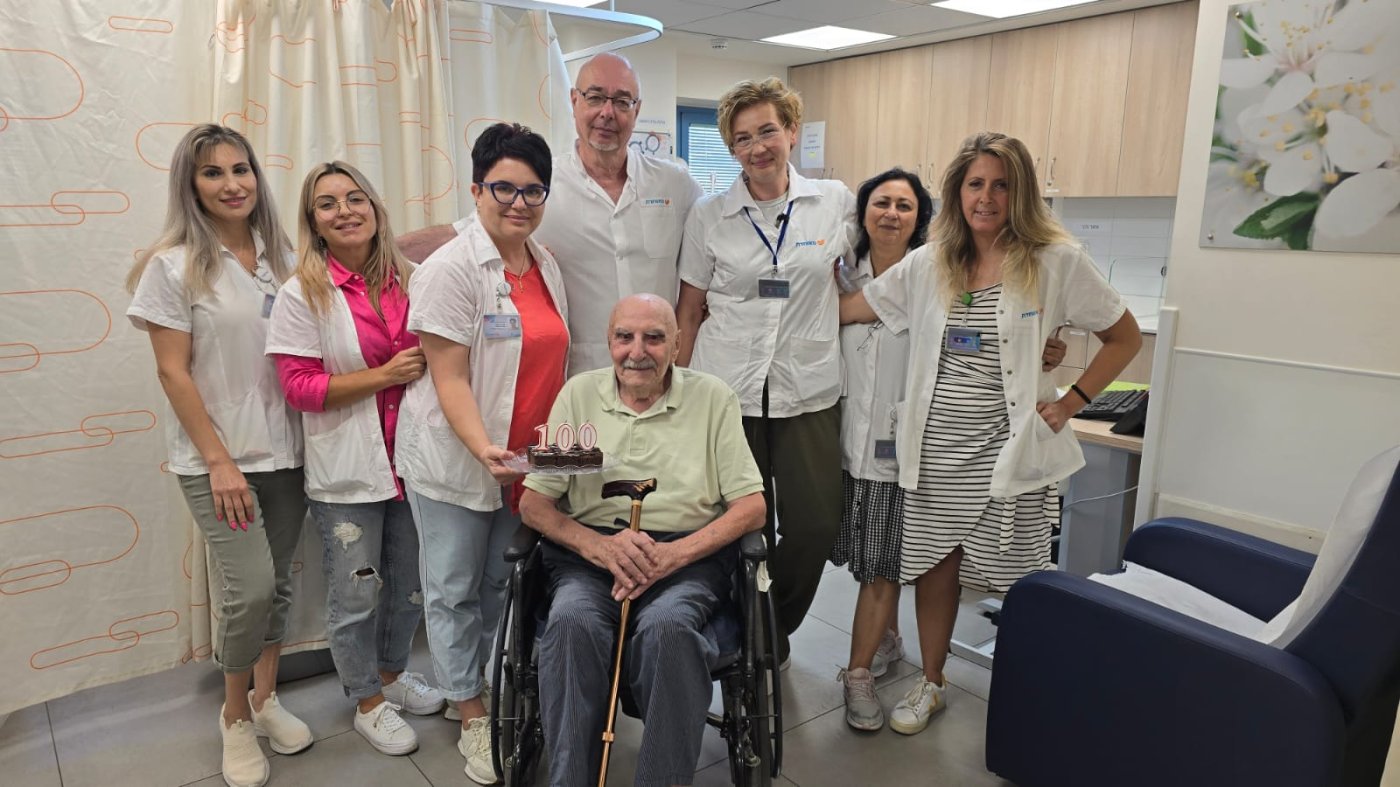 מסיבת הפתעה מרגשת למטופל שחגג 100 במאוחדת יוספטל בת ים