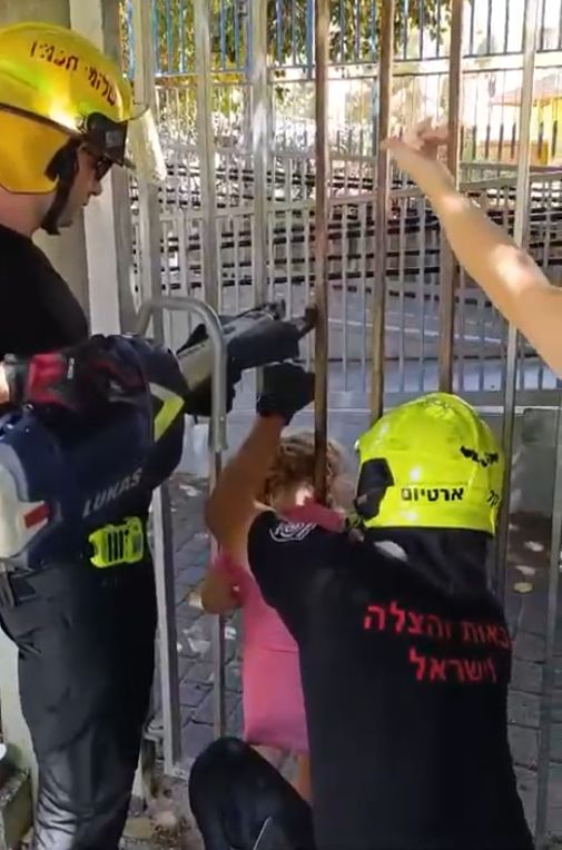 ילדה נתקעה עם ראשה בין סורגי בית ספר בחולון