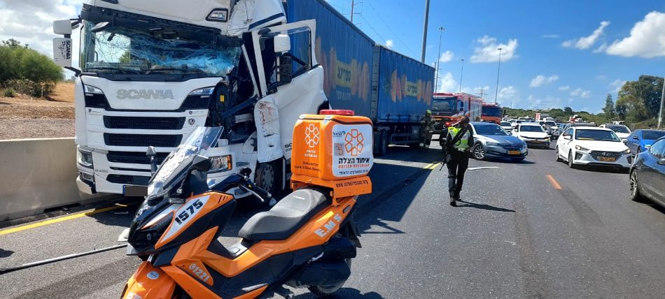 פצוע בתאונה בין שתי משאיות בכניסה לחולון