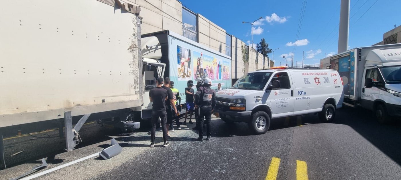 תאונה קשה בין שתי משאיות בין חולון לבת ים