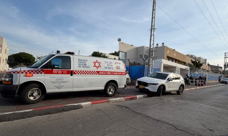 אישה במצב קשה אחרי שנפלה אל בריכה ציבורית בבת ים